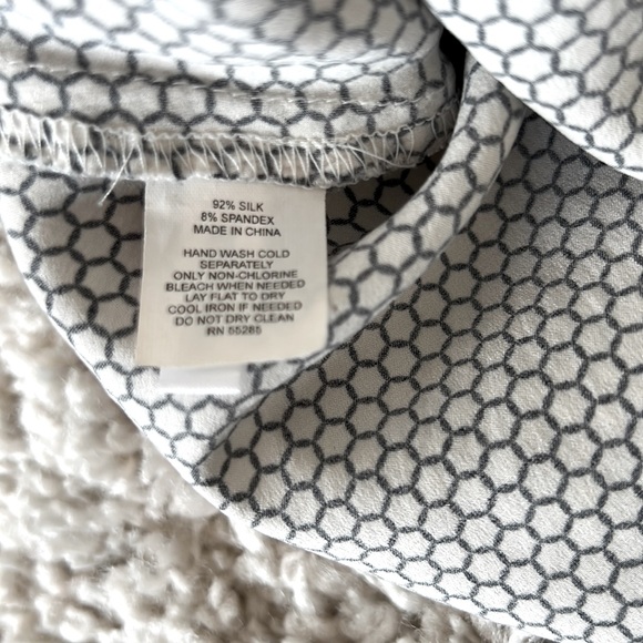 Bundle of silk tank tops - Picture 7 of 7